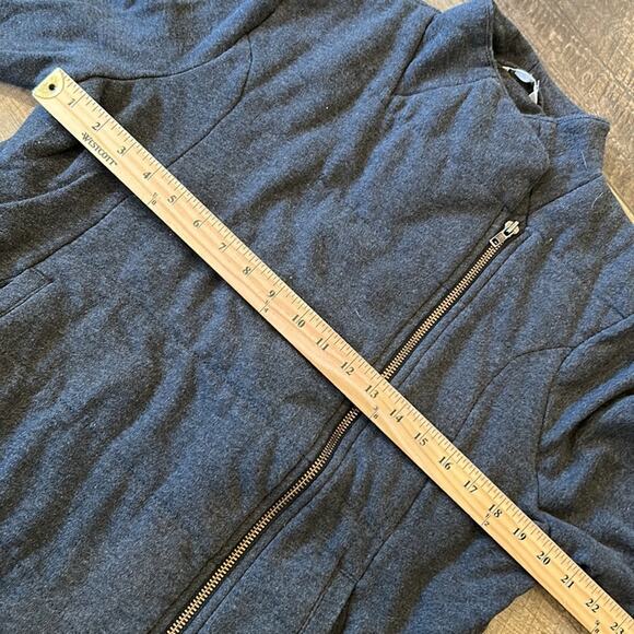 Garnet Hill Grey Asymmetrical Quilted Jacket Size 10/M - Picture 6 of 9